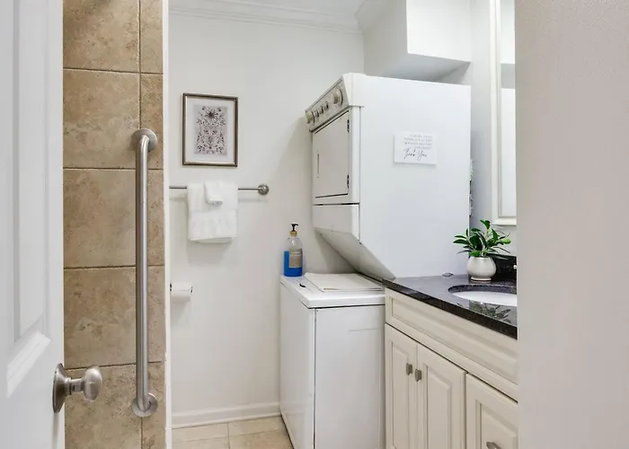 Cozy 1br W/balcony - Near Ul & Ochsner Lafayette