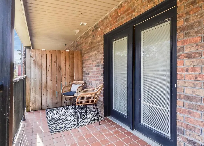 Cozy 1br W/balcony - Near Ul & Ochsner Lafayette